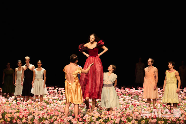  [서울=뉴시스]6일 서울 강서구 LG아트센터에서 독일 현대 무용계의 거장 피나 바우쉬(1940~2009)의 대표작 '카네이션'이 무대에 다시 올랐다. (사진=LG아트센터 제공)