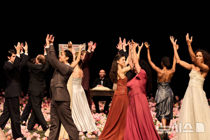  [서울=뉴시스]6일 서울 강서구 LG아트센터에서 독일 현대 무용계의 거장 피나 바우쉬(1940~2009)의 대표작 '카네이션'이 무대에 다시 올랐다. (사진=LG아트센터 제공)