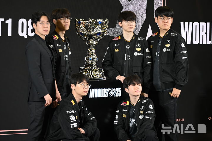 [청두(중국)=뉴시스] 윤정민 기자 = 리그 오브 레전드(LoL) e스포츠 팀 T1이 7일 오후 중국 청두 하비스트 문 아트 센터에서 열린 '2025 LoL 월드 챔피언십' 미디어데이에서 우승 트로피 앞에서 포즈를 취하고 있다. 2025.11.07. alpaca@newsis.com