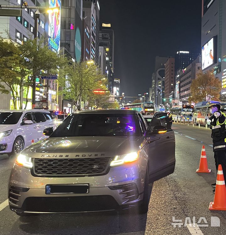 [서울=뉴시스] 박정영 수습기자 = 서울경찰청과 서울 강남경찰서 소속 경찰관이 7일 오후 서울 강남구 강남역사거리 일대에서 대대적인 음주운전 단속을 벌이고 있다. 2025.11.07. us06037@newsis.com 