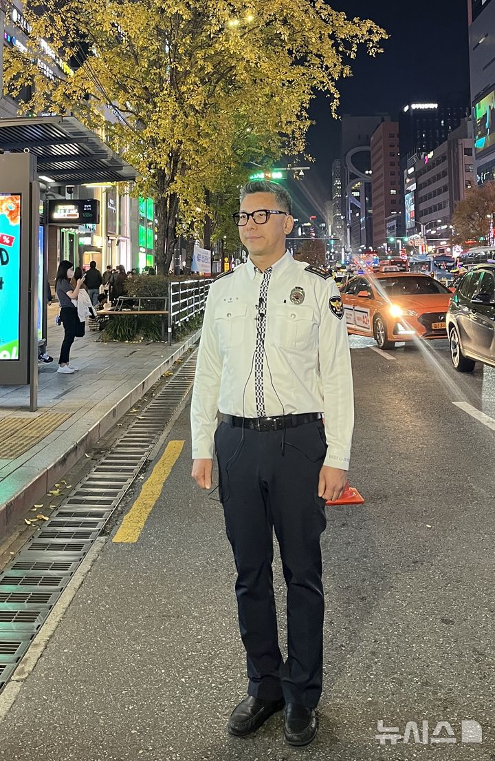 [서울=뉴시스] 박정영 수습기자 = 최윤석 서울 강남경찰서 교통과장이 7일 오후 서울 강남구 강남역사거리 일대에서 벌어진 대대적인 음주운전 단속 중 발언하고 있다. 2025.11.07. us06037@newsis.com 