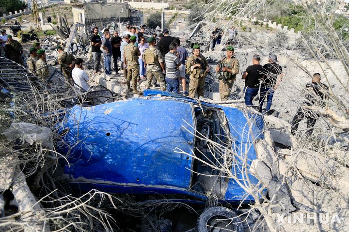 [ 아바시예( 레바논)= 신화/뉴시스] 레바논의 아바시예 시내에서 11월 6일 이스라엘군의 폭격으로 파괴된 승용차를 주민들과 레바논군이 살펴보고 있다. 레바논 국영 NNA통신은 11월 16일에도 이 군의 무인기가 레바논 남부 알 만술에서 승용차 한 대를 폭격해 공립학교 교장을 살해했다고 보도했다. 2025. 11. 17. 