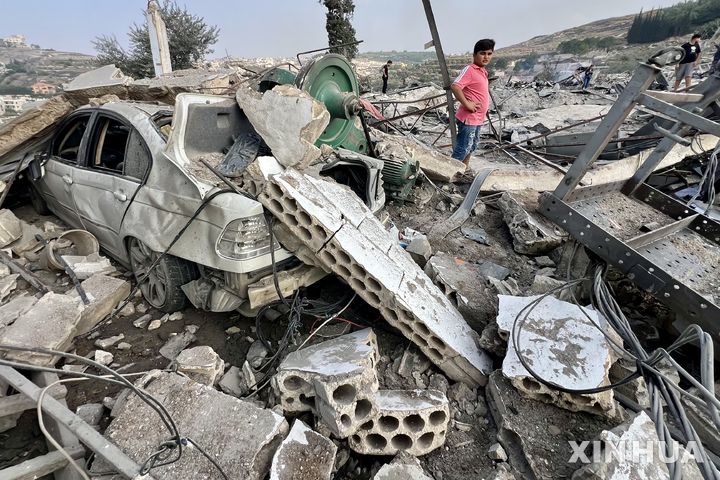 [ 베이루트=신화/ 뉴시스] 레바논 남부의 아인 알 힐웨 난민촌에 18일 저녁 이스라엘군이 다시 공습을 해서 13명의 사망자가 나왔다고 레바논의 알 마나르 TV가 보도했다. 사진은 11월 6일 남부 아바시예에서 주민들이 이스라엘의 공습 피해 현장을 살펴보는 광경. 2025.11.19.