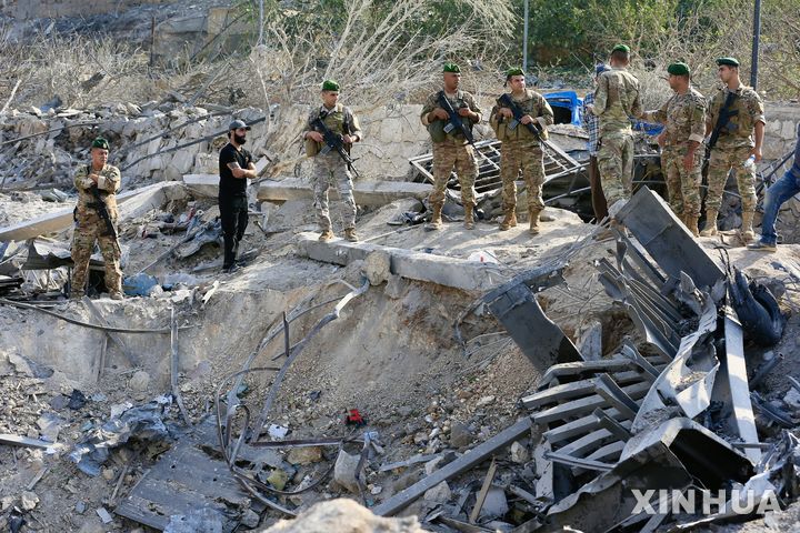 [아바시예=신화/뉴시스] 11월 6일 레바논 남부 아바시예에서 레바논 군인들이 이스라엘 공습 피해 현장을 조사하고 있다. 이스라엘군은 레바논 남부 3개 마을에 대피 경고를 발령한 후 헤즈볼라 시설에 공습을 한 것이라고 주장했다. 2025.11.07.