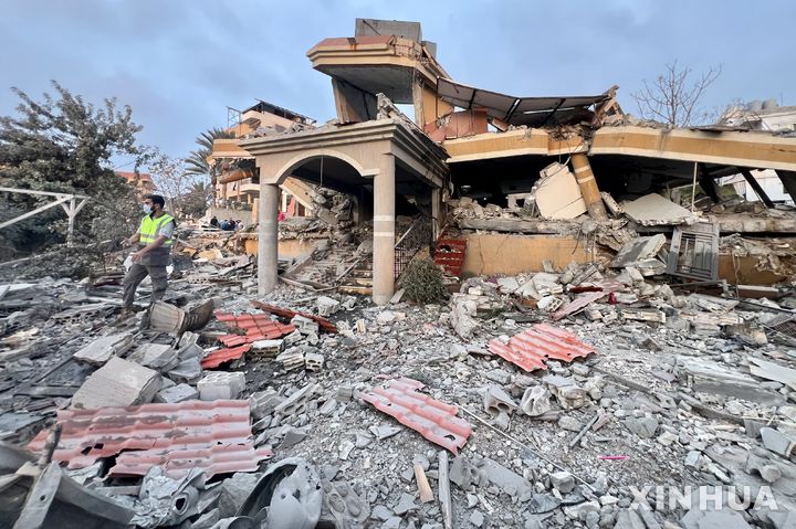 [타이르데바=신화/뉴시스] 이스라엘방위군(IDF)이 연일 레바논 남부 공습을 이어가고 있다. 사진은 지난 6일(현지 시간) 레바논 남부 타이르데바 마을에서 주민들이 이스라엘의 공습으로 파괴된 건물을 살펴보는 모습. 2025.11.11.