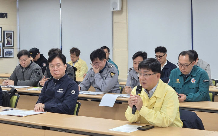 [서울=뉴시스] 김성환 기후에너지환경부 장관과 김영훈 고용노동부 장관이 7일 울산시 남구 안전보건공단 울산지역본부에 마련된 울산화력발전소 붕괴사고 사고수습상황실에서 중앙사고수습본부 2차 회의를 주재하고 있다. (사진=기후에너지환경부 제공) 2025.11.07. photo@newsis.com *재판매 및 DB 금지