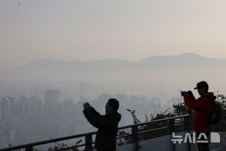 [서울=뉴시스] 김근수 기자 = 수도권 지역에 미세먼지가 나쁨 수준을 보인 7일 오전 서울 남산에서 바라본 도심일대가 뿌옇게 보이고 있다. 2025.11.07. ks@newsis.com
