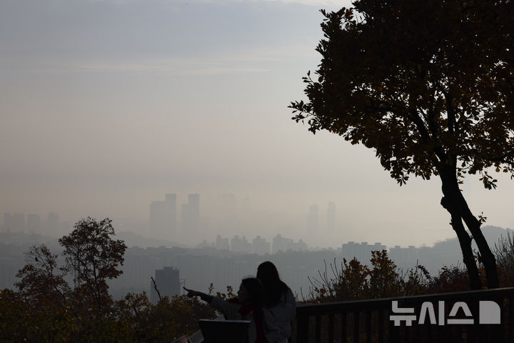 [서울=뉴시스] 김근수 기자 = 수도권 지역에 미세먼지가 나쁨 수준을 보인 7일 오전 서울 남산에서 바라본 도심일대가 뿌옇게 보이고 있다. 2025.11.07. ks@newsis.com