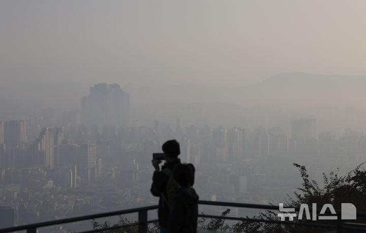[서울=뉴시스] 김근수 기자 = 수도권 지역에 미세먼지가 나쁨 수준을 보인 7일 오전 서울 남산에서 바라본 도심일대가 뿌옇게 보이고 있다. 2025.11.07. ks@newsis.com