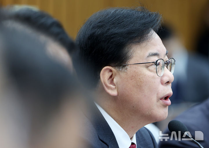 [서울=뉴시스] 김명년 기자 = 송언석 국민의힘 원내대표가 7일 오전 서울 여의도 국회에서 열린 원내대책회의에서 발언하고 있다. 2025.11.07. kmn@newsis.com