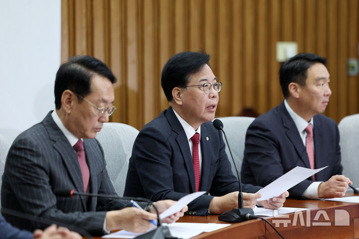 [서울=뉴시스] 김명년 기자 = 송언석 국민의힘 원내대표가 7일 오전 서울 여의도 국회에서 열린 원내대책회의에서 발언하고 있다. 2025.11.07. kmn@newsis.com