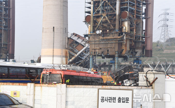 [울산=뉴시스] 배병수 기자 = 울산 남구 용잠동 한국동서발전 울산화력발전소 대형 구조물이 무너지는 사고 발생 이틀째인 7일 오전 소방관 등 관계자들이 매몰자들을 구조하고 있다.2025.11.07.bbs@newsis.com.