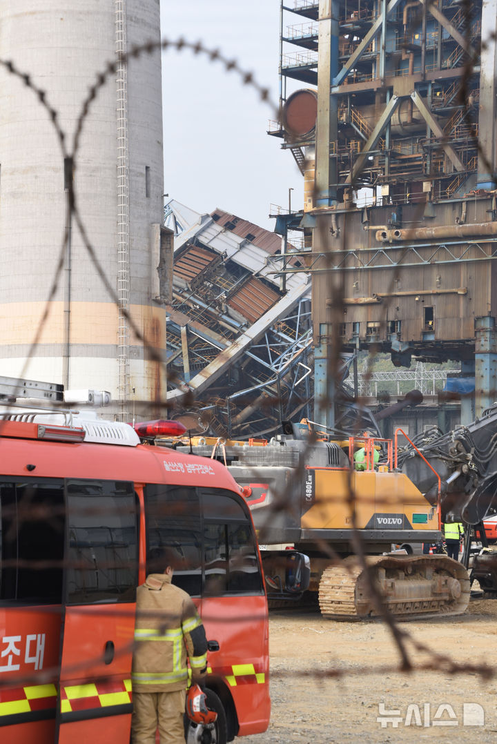 [울산=뉴시스] 배병수 기자 = 울산 남구 용잠동 한국동서발전 울산화력발전소 대형 구조물이 무너지는 사고 발생 이틀째인 7일 오전 소방관 등 관계자들이 매몰자들을 구조하고 있다.2025.11.07.bbs@newsis.com.