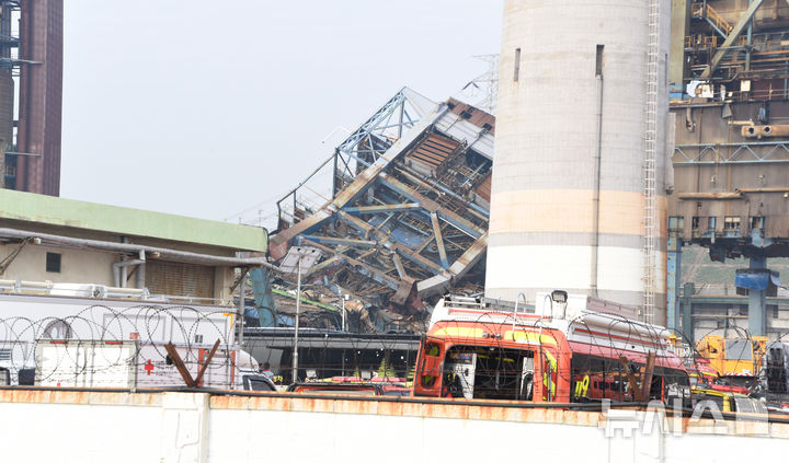 [울산=뉴시스] 배병수 기자 = 울산 남구 용잠동 한국동서발전 울산화력발전소 대형 구조물이 무너지는 사고 발생 이틀째인 7일 오전 소방관 등 관계자들이 매몰자들을 구조하고 있다.2025.11.07.bbs@newsis.com.