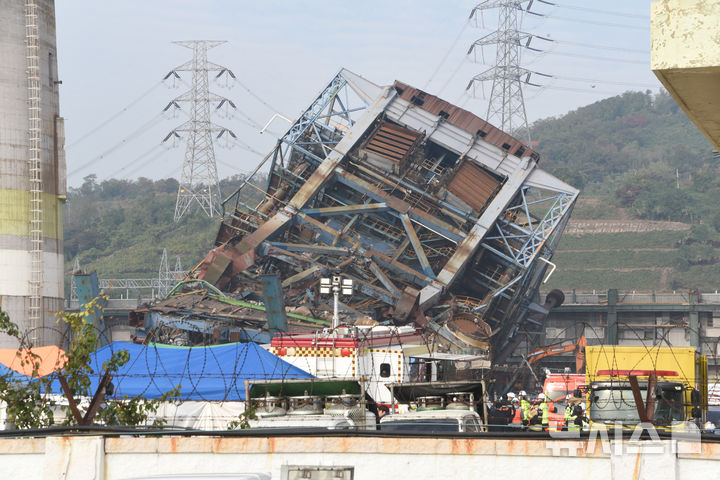 [울산=뉴시스] 배병수 기자 = 울산 남구 용잠동 한국동서발전 울산화력발전소 대형 구조물이 무너지는 사고 발생 이틀째인 7일 오전 소방관 등 관계자들이 매몰자들을 구조하고 있다.2025.11.07.bbs@newsis.com.