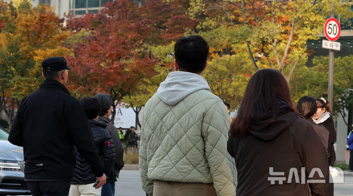 [서울=뉴시스] 이영환 기자 = 겨울이 시작된다는 절기상 입동인 지난 7일 오전 서울 종로구 세종대로에서 패딩을 입은 시민이 발걸음을 재촉하고 있다. 2025.11.07. 20hwan@newsis.com