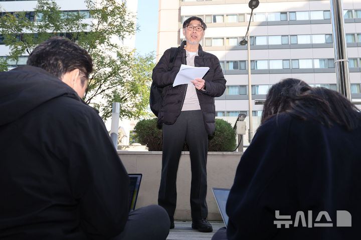 [서울=뉴시스] 권창회 기자 = 김순환 서민민생대책위원회 사무총장이 7일 오전 서울 종로구 종로경찰서에서 민중기 특검 자본시장법 등 혐의 사건 고발인 조사 출석 전 발언하고 있다. 2025.11.07. kch0523@newsis.com