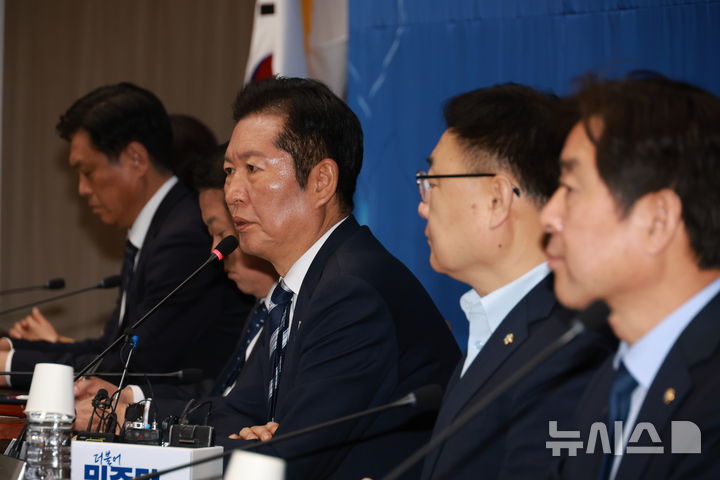 [청주=뉴시스] 고승민 기자 = 정청래 더불어민주당 대표가 7일 충북 청주오스코에서 열린 충북 현장 최고위원회의에서 발언하고 있다. 2025.11.07. kkssmm99@newsis.com