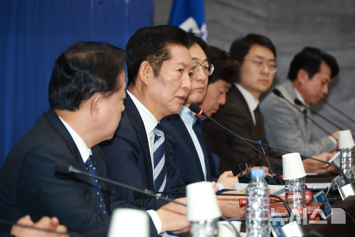 [청주=뉴시스] 고승민 기자 = 정청래 더불어민주당 대표가 7일 충북 청주오스코에서 열린 충북 현장 최고위원회의에서 발언하고 있다. 2025.11.07. kkssmm99@newsis.com