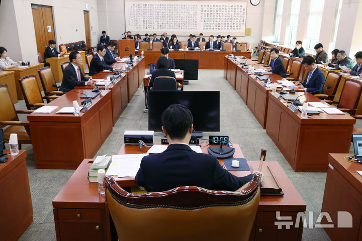 [서울=뉴시스] 김명년 기자 = 7일 오전 서울 여의도 국회에서 열린 법제사법위원회 예산결산기금심사소위원회에서 장경태 소위원장이 의사봉을 두드리고 있다. 2025.11.07. kmn@newsis.com
