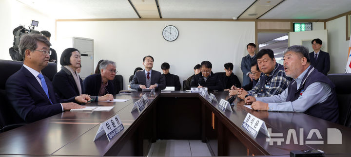 [서울=뉴시스] 홍효식 기자 = 김동명 한국노총 위원장이 7일 서울 영등포구 한국노총을 방문한 김지형 경제사회노동위원회 위원장과 만나 발언하고 있다. 2025.11.07. yesphoto@newsis.com