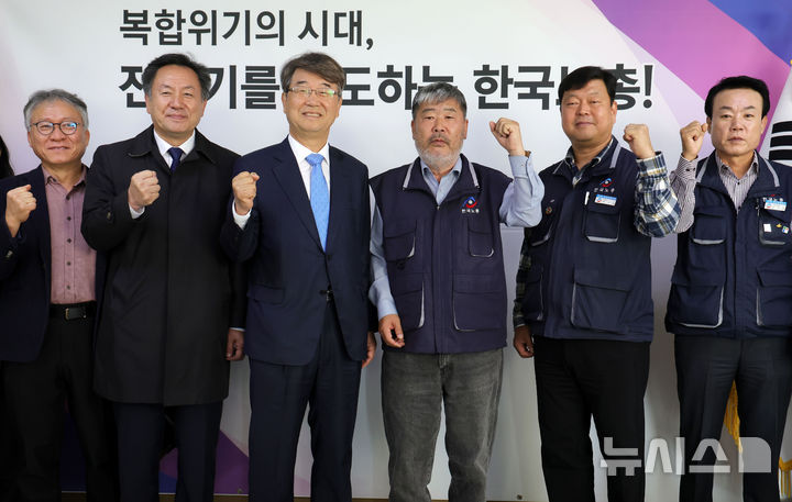 [서울=뉴시스] 홍효식 기자 = 김지형(왼쪽 세 번째) 경제사회노동위원회 위원장이 7일 서울 영등포구 한국노총을 방문해 김동명(왼쪽 네 번째) 한국노총 위원장 등 참석자들과 기념촬영하고 있다. 2025.11.07. yesphoto@newsis.com