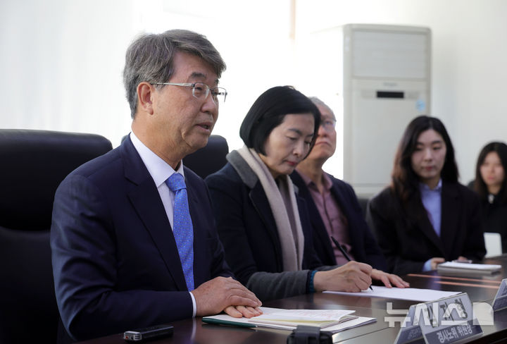 [서울=뉴시스] 홍효식 기자 = 김지형 경제사회노동위원회 위원장이 7일 서울 영등포구 한국노총을 방문해 김동명 한국노총 위원장과 만나 발언하고 있다. 2025.11.07. yesphoto@newsis.com