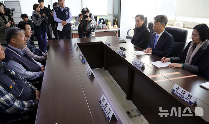 [서울=뉴시스] 홍효식 기자 = 김지형 경제사회노동위원회 위원장이 7일 서울 영등포구 한국노총을 방문해 김동명 한국노총 위원장과 만나 발언하고 있다. 2025.11.07. yesphoto@newsis.com