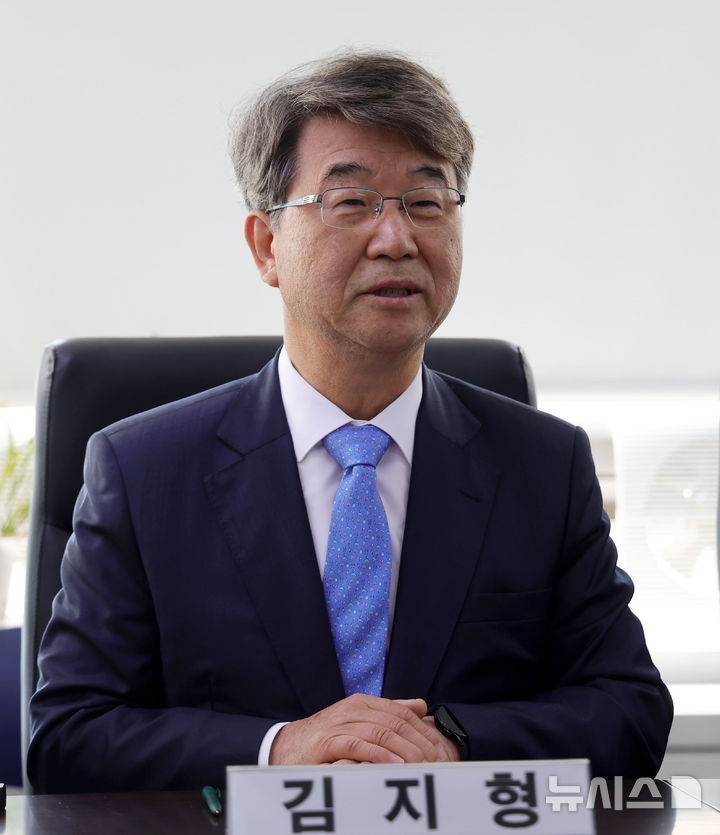 [서울=뉴시스] 홍효식 기자 = 김지형 경제사회노동위원회 위원장이 7일 서울 영등포구 한국노총을 방문해 김동명 한국노총 위원장과 만나 발언하고 있다. 2025.11.07. yesphoto@newsis.com