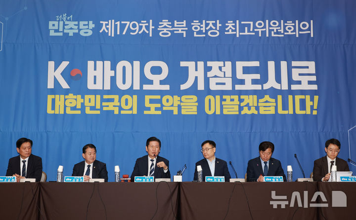 [청주=뉴시스] 고승민 기자 = 정청래 더불어민주당 대표가 7일 충북 청주오스코에서 열린 충북 현장 최고위원회의에서 발언하고 있다. 2025.11.07. kkssmm99@newsis.com