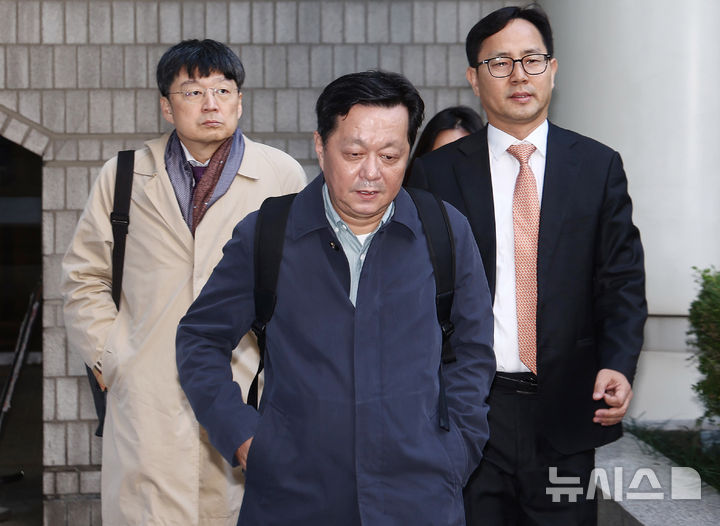 [서울=뉴시스] 김혜진 기자 = 정진상 전 더불어민주당 당대표실 정무조정실장이 7일 서울 서초구 서울중앙지법에서 열린 대장동 개발특혜 의혹 사건 재판에 출석하고 있다. (공동취재) 2025.11.07. photo@newsis.com