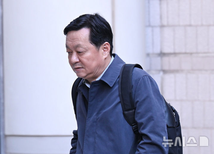 [서울=뉴시스] 김혜진 기자 = 정진상 전 더불어민주당 당대표실 정무조정실장이 지난해 11월 7일 서울 서초구 서울중앙지법에서 열린 대장동 개발특혜 의혹 사건 재판에 출석하고 있다. (공동취재) 2026.08.31. photo@newsis.com