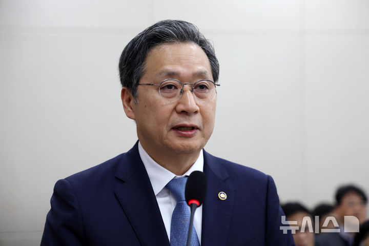 [서울=뉴시스] 김명년 기자 = 윤영빈 우주항공청장이 7일 오전 서울 여의도 국회에서 열린 과학기술정보방송통신위원회 전체회의에서 제안설명하고 있다. 2025.11.07. kmn@newsis.com