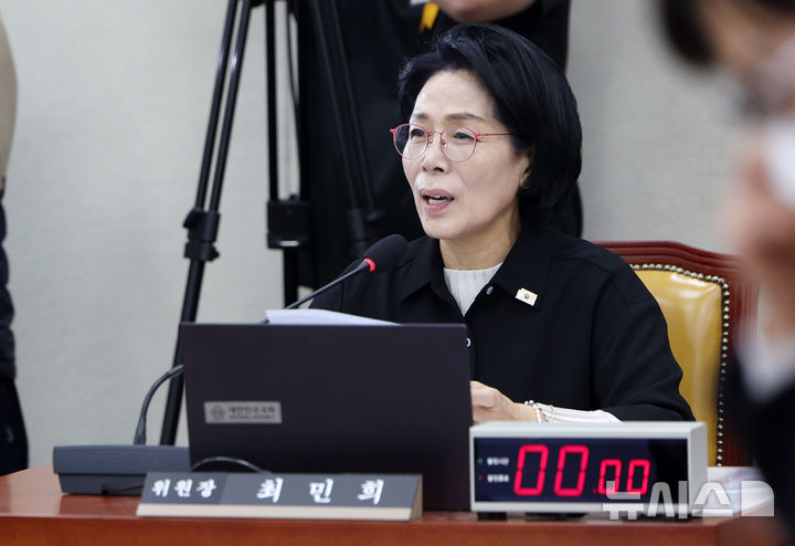 [서울=뉴시스] 김명년 기자 = 최민희 국회 과학기술정보방송통신위원장이 7일 오전 서울 여의도 국회에서 열린 과방위 전체회의에서 발언하고 있다. 2025.11.07. kmn@newsis.com