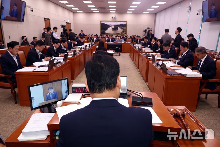 [서울=뉴시스] 조성봉 기자= 어기구 국회 농해수위 위원장이 7일 오전 서울 여의도 국회에서 열린 농림축산식품해양수산위원회 전체회의에서 회의를 주재하고 있다. 2025.11.07. suncho21@newsis.com