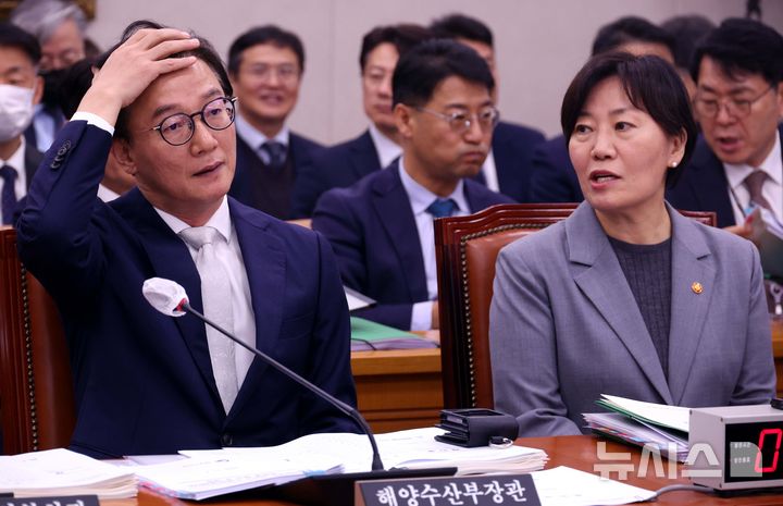 [서울=뉴시스] 조성봉 기자= 전재수 해양수산부 장관과 송미령 농림축산식품부 장관이 7일 오전 서울 여의도 국회에서 열린 농림축산식품해양수산위원회 전체회의에 출석해 있다. 2025.11.07. suncho21@newsis.com