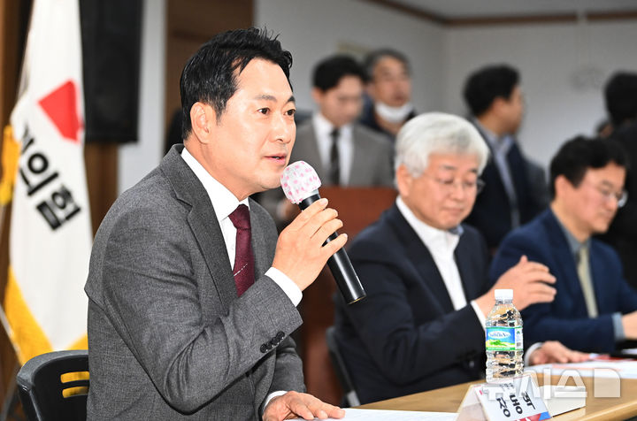 [용인=뉴시스] 김종택 기자 =장동혁 국민의힘 대표가 7일 경기 용인시 수지구 신봉마을에서 열린 부동산 대책 현장 간담회에 참석해 발언하고 있다. 2025.11.07. jtk@newsis.com