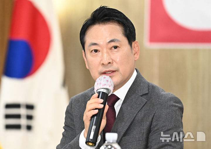 [용인=뉴시스] 김종택 기자 =장동혁 국민의힘 대표가 7일 경기 용인시 수지구 신봉마을에서 열린 부동산 대책 현장 간담회에 참석해 발언하고 있다. 2025.11.07. jtk@newsis.com