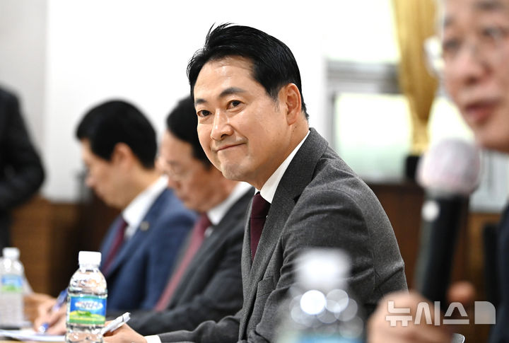 [용인=뉴시스] 김종택 기자 =장동혁 국민의힘 대표가 7일 경기 용인시 수지구 신봉마을에서 열린 부동산 대책 현장 간담회에 참석해 발언을 경청하고 있다. 2025.11.07. jtk@newsis.com