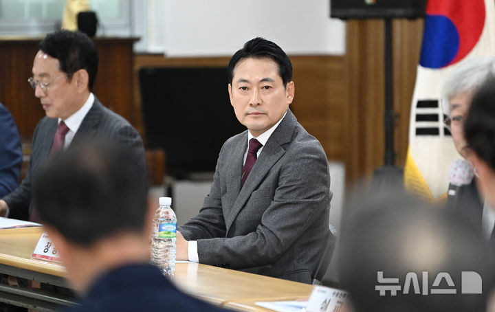 [용인=뉴시스] 김종택 기자 =장동혁 국민의힘 대표가 7일 경기 용인시 수지구 신봉마을에서 열린 부동산 대책 현장 간담회에 참석해 발언을 경청하고 있다. 2025.11.07. jtk@newsis.com