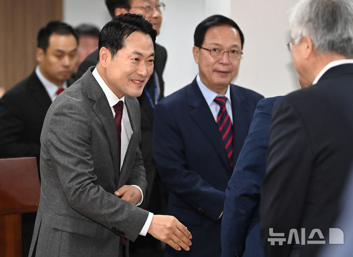 [용인=뉴시스] 김종택 기자 =장동혁 국민의힘 대표가 7일 경기 용인시 수지구 신봉마을에서 열린 부동산 대책 현장 간담회에 참석해 인사하고 있다. 2025.11.07. jtk@newsis.com