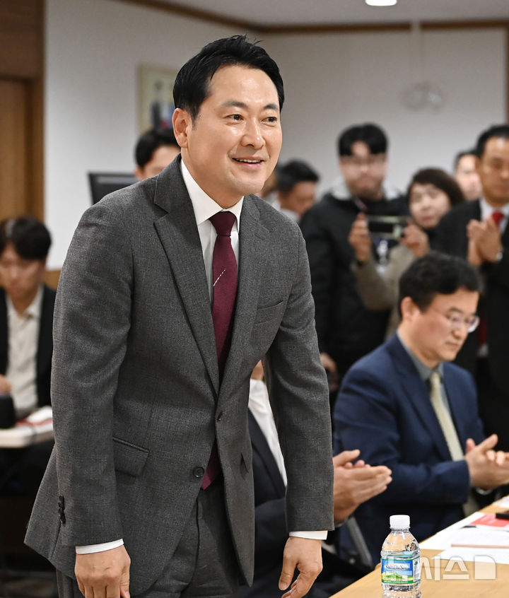 [용인=뉴시스] 김종택 기자 =장동혁 국민의힘 대표가 7일 경기 용인시 수지구 신봉마을에서 열린 부동산 대책 현장 간담회에 참석해 인사하고 있다. 2025.11.07. jtk@newsis.com