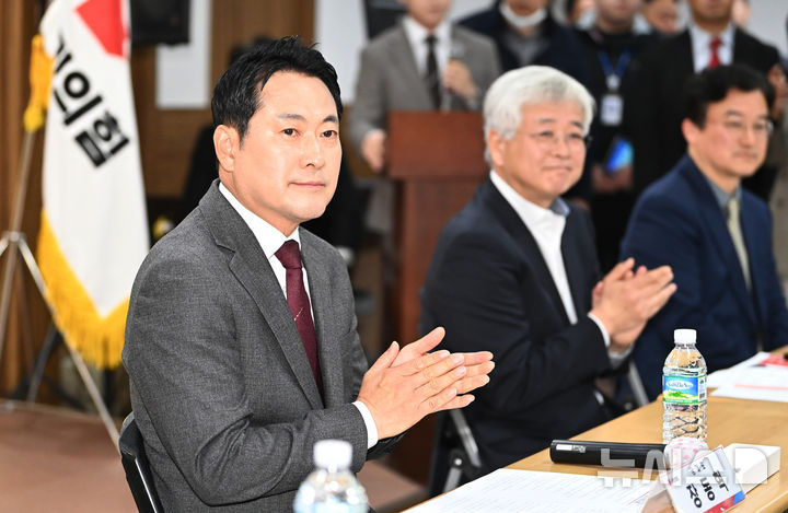 [용인=뉴시스] 김종택 기자 =장동혁 국민의힘 대표가 지난 7일 경기 용인시 수지구 신봉마을에서 열린 부동산 대책 현장 간담회에 참석해 박수를 치고 있다. 2025.11.07. jtk@newsis.com