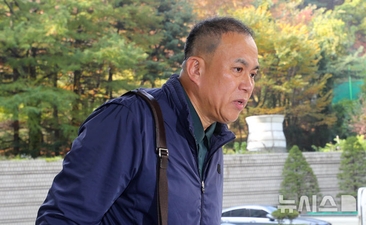 [서울=뉴시스] 김혜진 기자 = 명태균 씨가 7일 서울 서초구 서울중앙지방법원에서 열린 김건희 여사의 자본시장법 및 정치자금법 위반, 특정범죄가중처벌법상 알선수재 혐의 7차 공판에 증인으로 출석하고 있다. 2025.11.07. jini@newsis.com