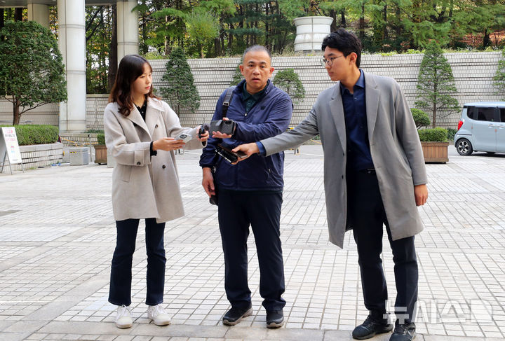 [서울=뉴시스] 김혜진 기자 = 명태균 씨가 7일 서울 서초구 서울중앙지방법원에서 열린 김건희 여사의 자본시장법 및 정치자금법 위반, 특정범죄가중처벌법상 알선수재 혐의 7차 공판에 증인으로 출석하고 있다. 2025.11.07. jini@newsis.com