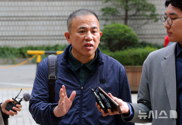 [서울=뉴시스] 김혜진 기자 = 명태균 씨가 7일 서울 서초구 서울중앙지방법원에서 열린 김건희 여사의 자본시장법 및 정치자금법 위반, 특정범죄가중처벌법상 알선수재 혐의 7차 공판에 증인으로 출석하기 전 입장을 밝히고 있다. 2025.11.07. jini@newsis.com