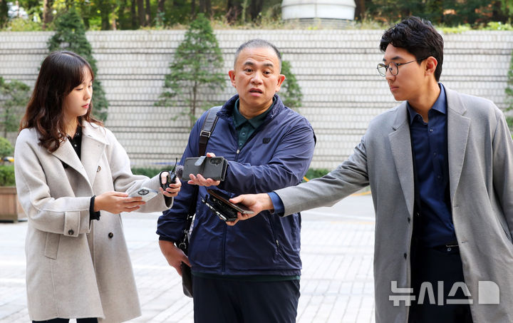 [서울=뉴시스] 김혜진 기자 = 명태균 씨가 7일 서울 서초구 서울중앙지방법원에서 열린 김건희 여사의 자본시장법 및 정치자금법 위반, 특정범죄가중처벌법상 알선수재 혐의 7차 공판에 증인으로 출석하기 전 입장을 밝히고 있다. 2025.11.07. jini@newsis.com