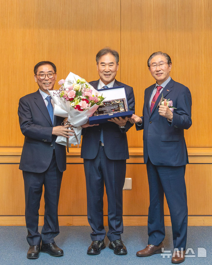 [광주=뉴시스] 6일 광주과학기술원(GIST) 발전재단 제4·5대 이사장 이·취임식에서 임기철 GIST 총장(오른쪽)이 김해명 제4대 이사장(가운데)과 최은모 제5대 신임 이사장(왼쪽)에게 감사패와 위촉장을 전달한 뒤 기념촬영을 하고 있다. (사진=GIST 제공) 2025.11.07. photo@newsis.com 