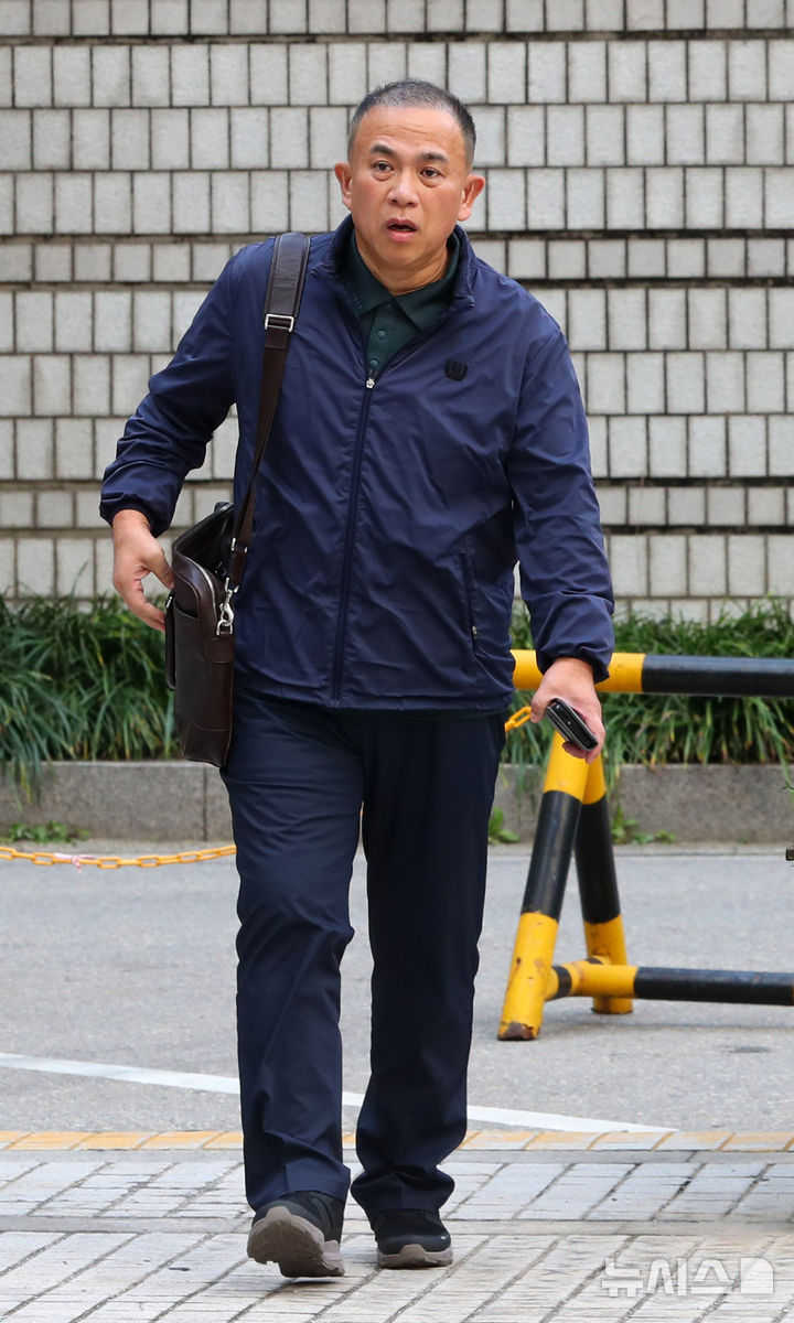 [서울=뉴시스] 김혜진 기자 = 명태균 씨가 7일 서울 서초구 서울중앙지방법원에서 열린 김건희 여사의 자본시장법 및 정치자금법 위반, 특정범죄가중처벌법상 알선수재 혐의 7차 공판에 증인으로 출석하고 있다. 2025.11.07. jini@newsis.com