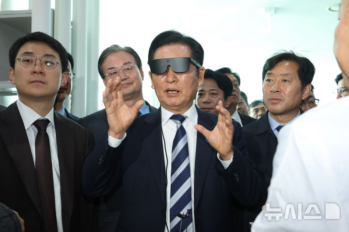 [청주=뉴시스] 고승민 기자 = 정청래 더불어민주당 대표가 7일 K-바이오 세계 도약을 위한 정책간담회 차 충북 청주 오송첨단의료산업진흥재단 신약개발지원센터를 방문, 실험 및 연구 장비 등을 살피고 있다. 2025.11.07. kkssmm99@newsis.com